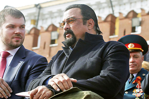 Seagal: Herca bolo možno vidieť na tribúne počas vojenskej prehliadky.