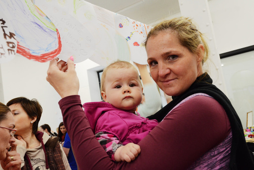 Blanka Šurková (35) s dcérkou Kristínkou (9 mes.) pri ich nakreslenom srdiečku, ktoré bolo súčasťou 47 metrov dlhej reťaze.