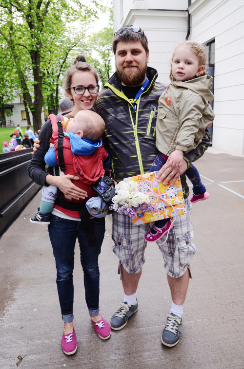 Míľu pre mamu absolvovala aj táto košická rodinka - Maroš Simon (28) s manželkou Veronikou (28) a deťmi Matejom (1) a Hankou (3). Prechádzku pred obedom v Kulturparku si veľmi pochvaľovali.