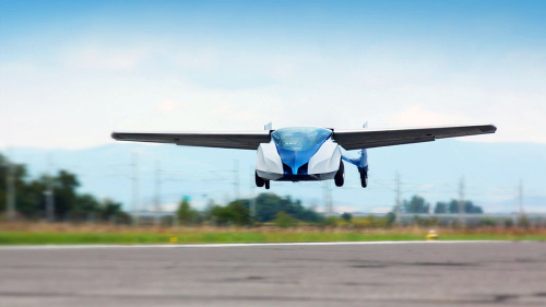Minulý mesiac tretí prototyp prvýkrát vzlietol na nitrianskom letisku. Vo vzduchu sa správa ako bežné malé lietadlo.