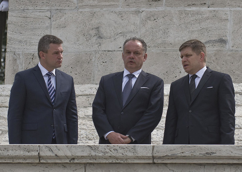 prezident SR Andrej Kiska (v strede), predseda NR SR Peter Pellegrini (vľavo) a premiér Robert Fico (vpravo) počas celonárodných osláv 70. výročia ukončenia 2. svetovej vojny a Dňa víťazstva na fašizmom pri pamätníku na vojenskom cintoríne Háj - Nicovô v Liptovskom Mikuláši .