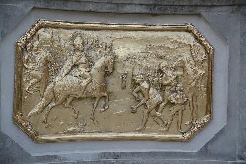 Alegória Vojny - čerpá z najstarších uhorských dejín a približuje postavu so svätožiarov na koni, ktorá prijíma hold od klaňajúceho sa porazeného protivníka.