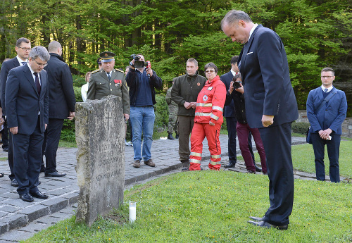 Andrej Kiska si pripomenul 70. výročie skončenia druhej svetovej vojny zapálením Sviečok vďaky na hroboch padlých vojakov pri Pamätníku čs. armádneho zboru na Dukle vo Vyšnom Komárniku 8. mája 2015.