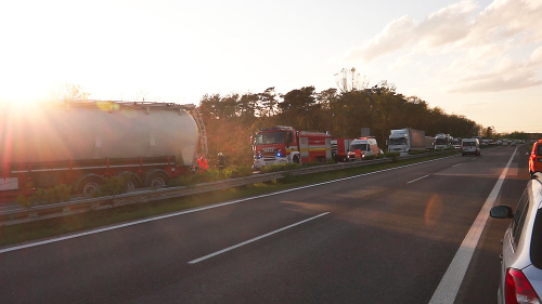 Kvôli nehoda na diaľnici sa  tvorili sa kolóny.