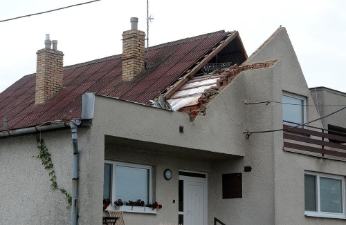 Silný vietor tam strhol strechy z viacerých rodinných domoch a spôsobil ďalšie škody.