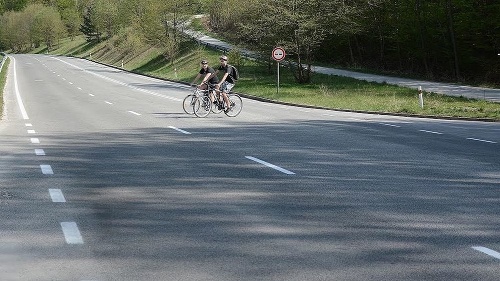 Cyklisti aj naďalej využívajú prechod cez cestu, kade vedie cyklochodník.