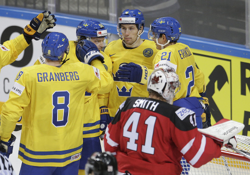 Švédsky hráč Anton Lander (druhý zľava) oslavuje so spoluhráčmi úvodný gól do bránky Kanady.