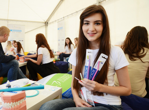 Budúca zubárka, študentka 5. ročníka, Nikoleta Haburočková (24) ukazuje zubné pomôcky - jednozväzkovú kefku na dokonalé čistenie, klasickú kefku a medzizubnú.