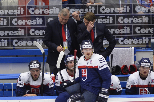 Tréner Vladimír Vůjtek (v pozadí) posadil kapitána Tomáša Kopeckého na striedačku.