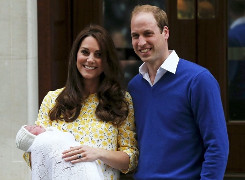 Kate a William sa s malou princeznou ukázali desať hodín po pôrode.