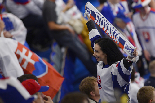 Slovenskí hokejisti bojujú v zápase so Slovinskom.