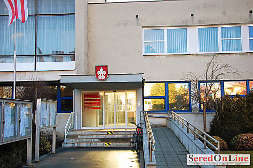V mestskom úrade v Seredi si rozdelili odmeny vo výške viac ako 135-tisíc eur. 