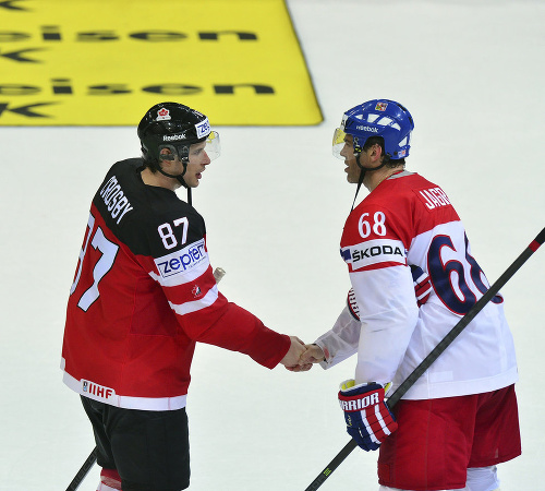 Jaromír Jágr (vpravo) si podáva ruku so Sidneym Crosbym.