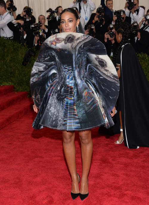 Solange Knowles, sestra Beyoncé, pútala pozornosť vo vesmírnej róbe.