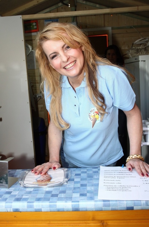 2011: Bartošová si v Prahe vyskúšala úlohu zmrzlinárky, zákazníkov obdarila aj takýmto žiarivým úsmevom.