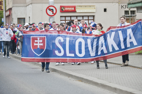 Zo stretnutia a pochodu slovenských fanúšikov pred zápasom základnej B-skupiny Slovensko - Dánsko.