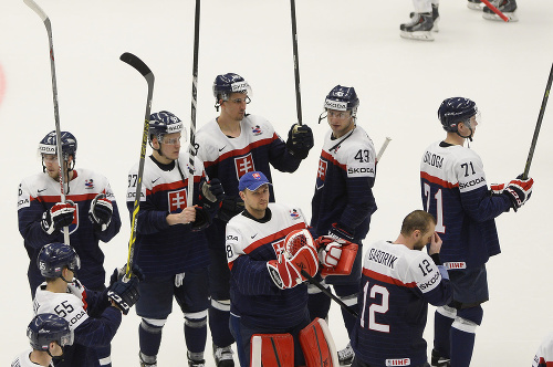 Slovenskí hokejisti ďakujú divákom po víťazstve v zápase základnej B-skupiny.