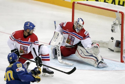 Švéd Joel Lundqvist prekonáva brankára Alexandra Saláka.