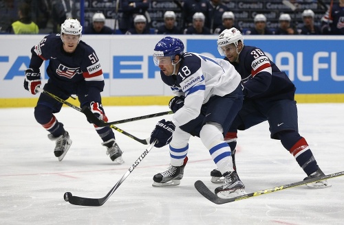 Sami Lepisto (uprostred) z Fínska a Jake Gardiner (vpravo) v súboji o puk.