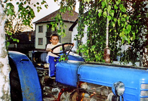 Jurko mal od malička rád traktor. Práve hra pri ňom sa mu stala osudnou.