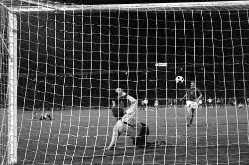 Antonín Panenka (63) vo finále ME proti Nemecku v roku 1976 prvýkrát predstavil svoju jedenástku „padajúci list“.