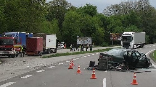 Pri nehode neďaleko Rimavskej Soboty sa zrazil nákladiak s osobným autom.