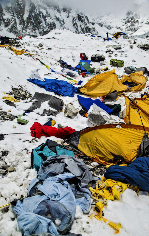 Po zemetrasení sa cez tábory horolezcov prehnali lavíny.