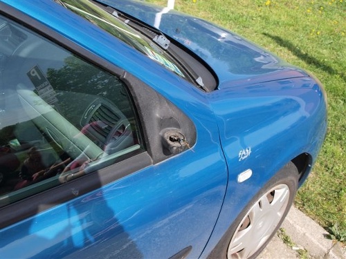 Poškodené osobné auto je bez spätného zrkadla. 