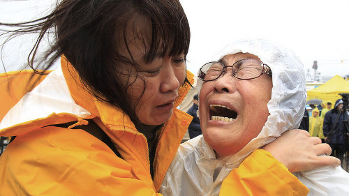 Príbuzná cestujúcich z trajektu, ktorý sa potopil pri juhokórejskom ostrove Čedžu, nariekala počas čakania na nové správy.