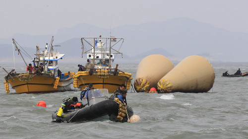 Juhokórejskí záchranári krúžia na lodi okoje bóje, ktorá označuje miesto potopenia trajektu Sewol.