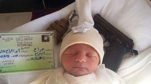 ISIS zverejnili fotku dieťatka ležiaceho na zbrani a granáte.