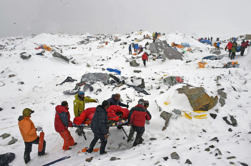 Zo základného tábora pod Everestom odvážajú telá horolezcov.