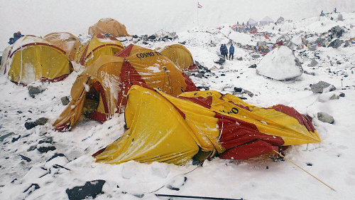 Everest: Základný tábor po páde lavíny.