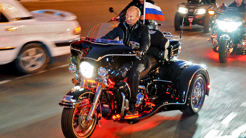 Ruský prezident Putin je fanúšikom amerických motoriek a s Nočnými vlkmi si občas zajazdí.
