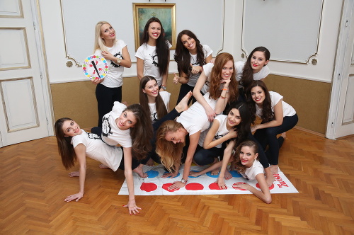 Finalistky Miss Slovensko si zahrali Twister.