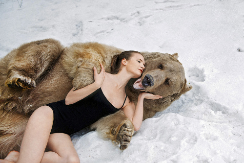 Lidia Fetisová zapózovala na chrbte 650-kilového medveďa.