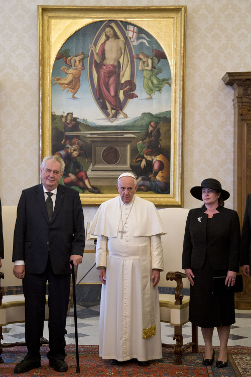 Pápež František, vľavo český prezident Miloš Zeman a vpravo jeho manželka Ivana.