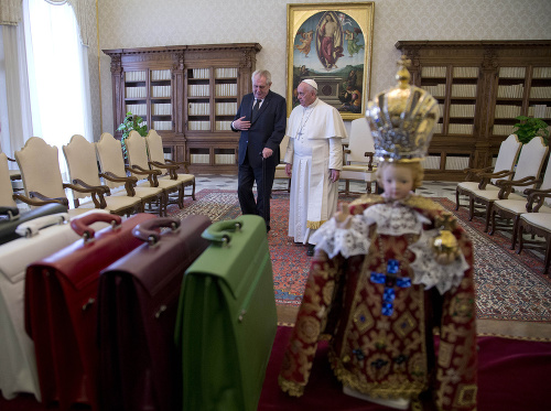 Pápež František a český prezident Miloš Zeman počas súkromnej audiencie vo Vatikáne.