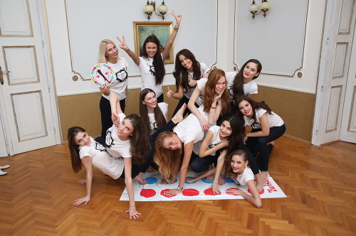 Finalistky Miss Slovensko si zahrali Twister.