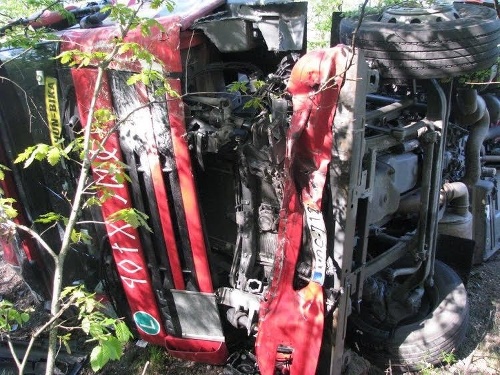 Maďarský nákladiak s návesom sa po zrážke s osobným autom prevrátil. 