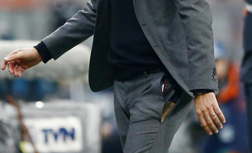Pep Guardiola tak prežíval zápas svojich, že mu praskli nohavice...
