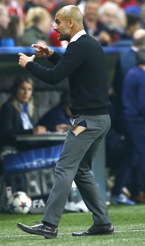 Pep Guardiola tak prežíval zápas svojich, že mu praskli nohavice...