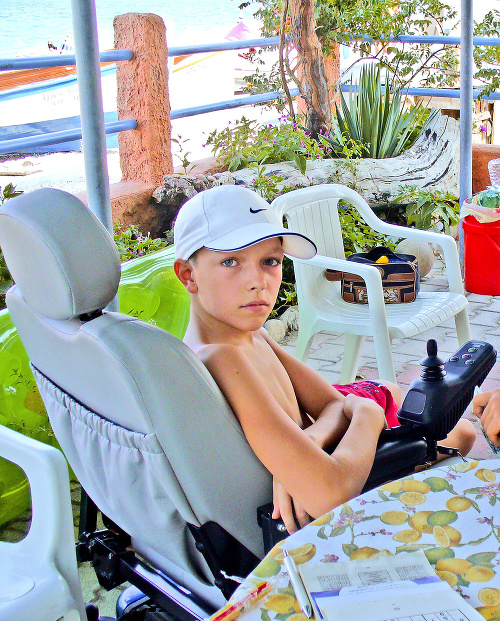 Ako 12-ročný sa dokázal pohybovať len s pomocou elektrického vozíka.