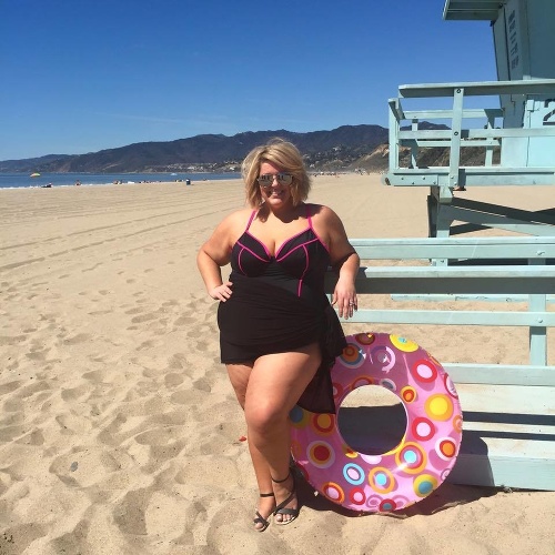 Plnoštíhla blogerka uchvátila svet svojimi fotkami z pláže.