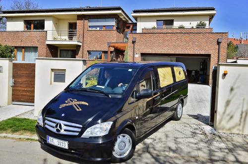 Auto pohrebnej služby odváža telo nebohého expremiéra.