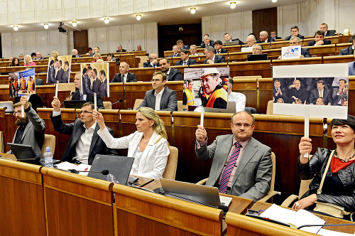 Opoziční poslanci si so sebou do parlamentu zobrali spoločné fotografie Fica a Širokého.