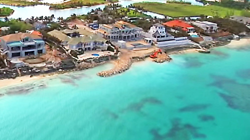 Širokého luxusná vila sa nachádza na Bahamách.