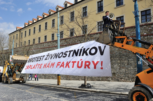 Člen poslaneckého klubu KDH Alojz Hlina počas protestu živnostníkov poškodených Váhostavom pred budovou NR SR. 