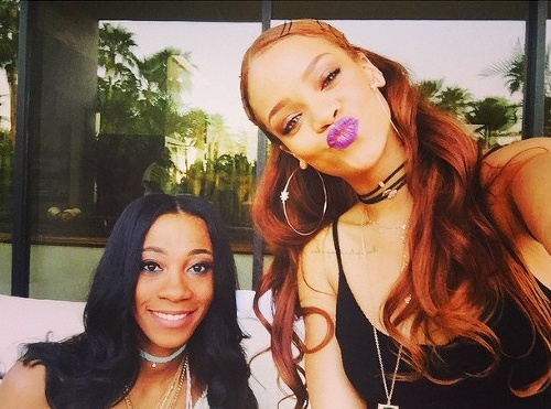 Rihanna ako ryšavka s fialovými perami.