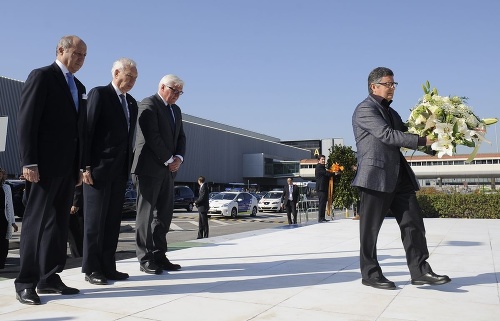 Vľavo francúzsky minister zahraničia Laurent Fabius, v strede španielsky minister zahraničia Manuel Garcia Margallo a nemecký minister zahraničia Frank-Walker Stenmeier vzdali úctu obetiam nehody lietadla Germanwings.